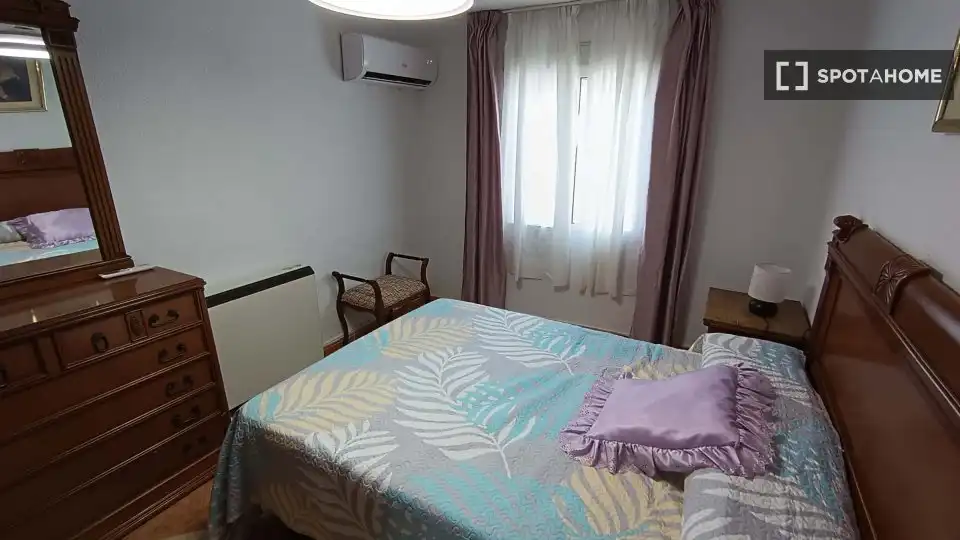 Habitación de Apartamento para compartir en Fuente Vaqueros con Aire acondicionado, Terraza y Amueblado