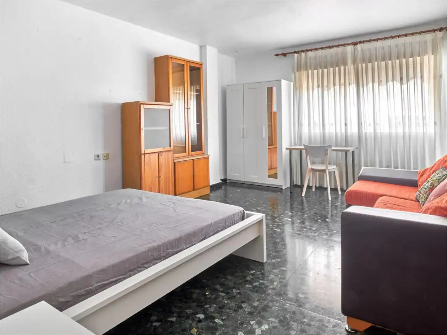 Bedroom of Flat for share in Casco Urbano