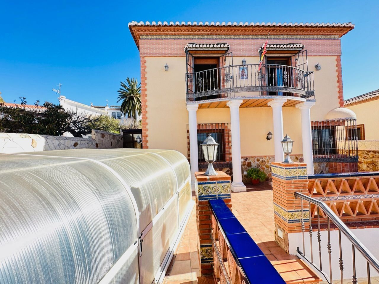 Vista exterior de Casa o xalet en venda en Nerja amb Aire condicionat, Jardí privat i Traster