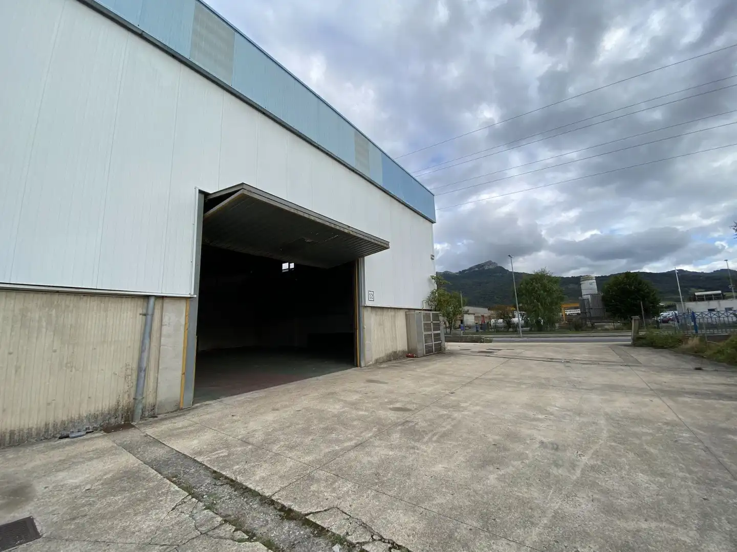 Außenansicht von Fabrikhallen zum Verkauf in Asparrena