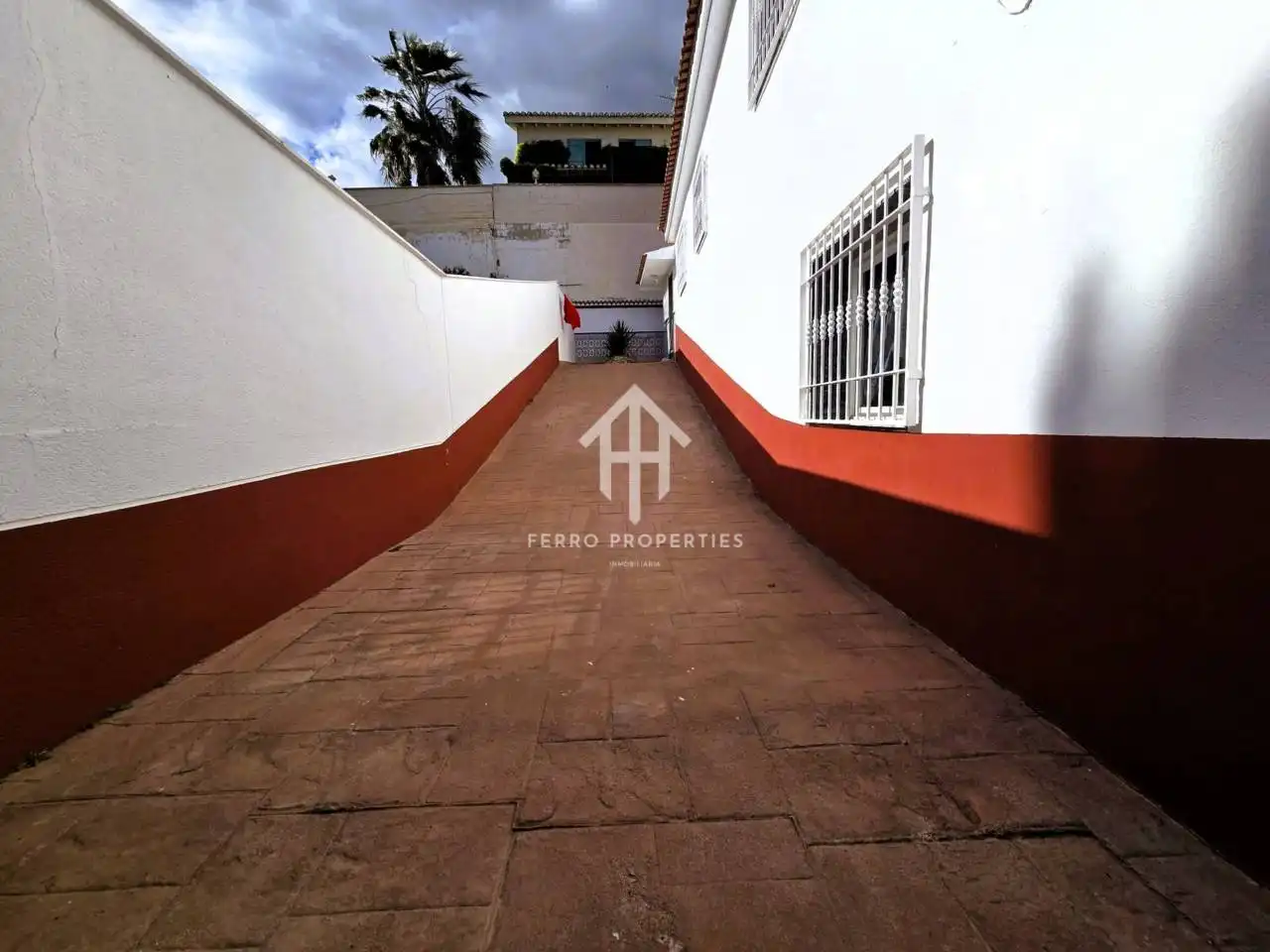 Vista exterior de Casa o xalet en venda en Loja amb Jardí privat, Terrassa i Piscina