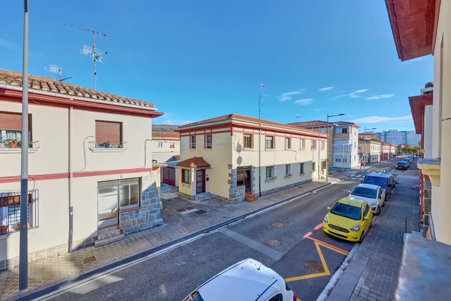 Außenansicht von Wohnung zum Verkauf in  Pamplona / Iruña mit Parkett, Terrasse und Abstellraum