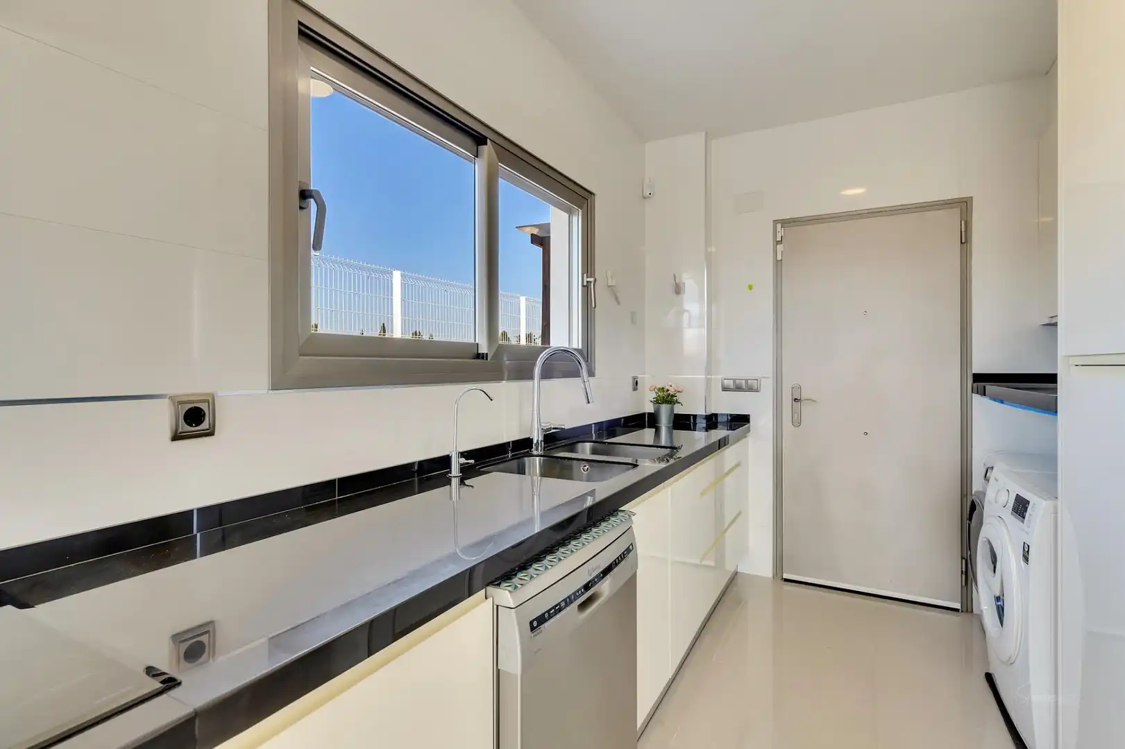 Cuina de Casa o xalet en venda en Oliva amb Aire condicionat, Jardí privat i Terrassa