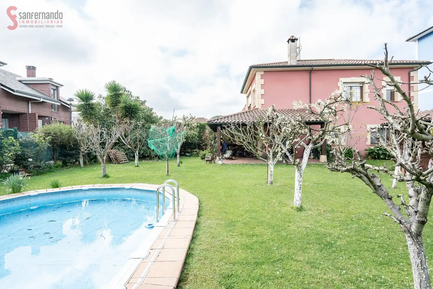 Piscina de Casa o xalet en venda en Torrelavega  amb Calefacció, Jardí privat i Parquet