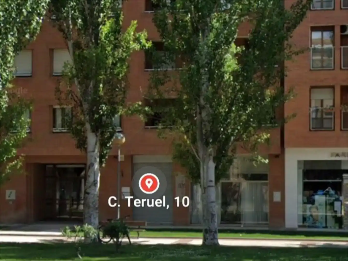 Vista exterior de Pis en venda en Huesca amb Jardí privat, Traster i Piscina