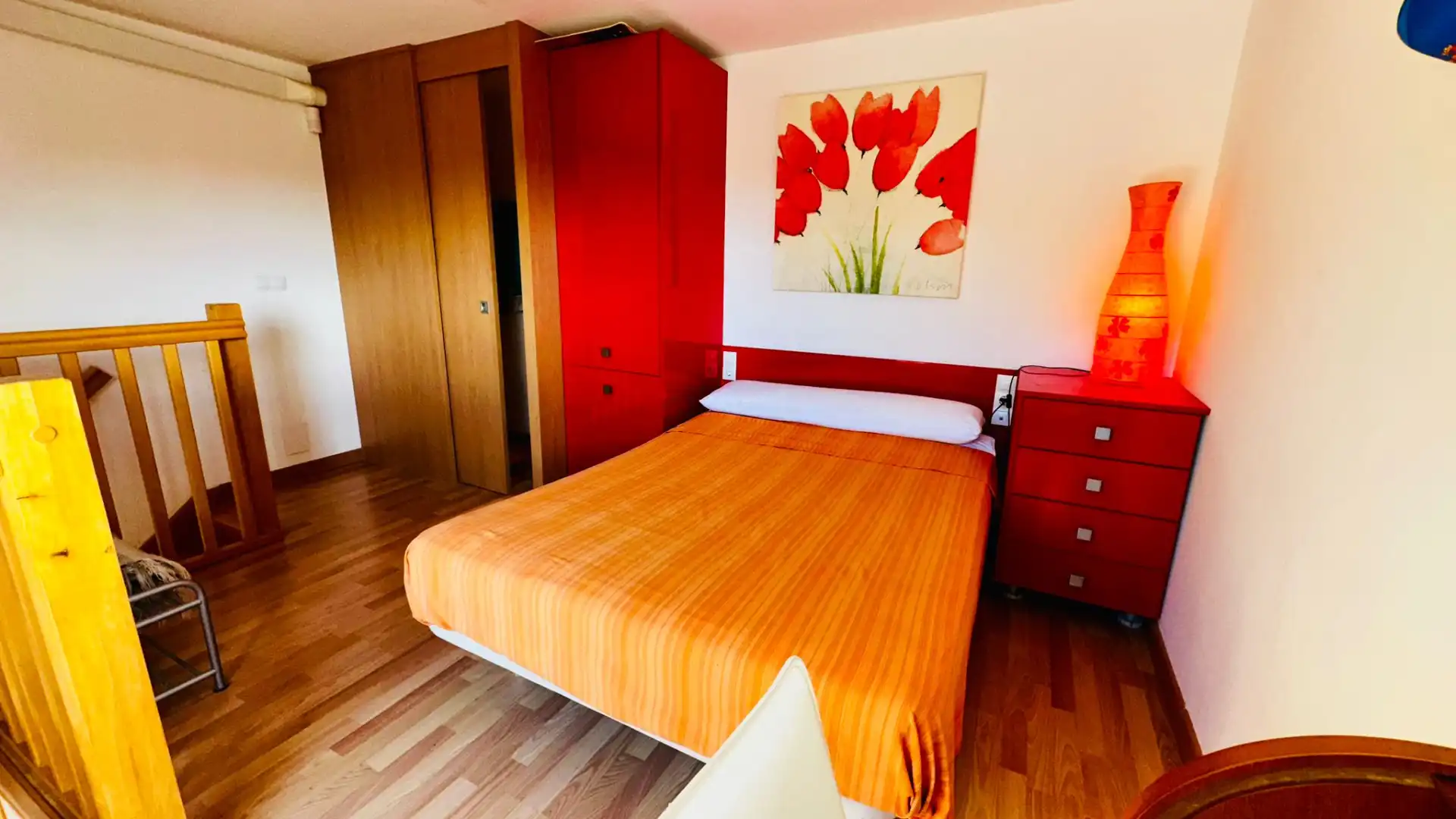 Schlafzimmer von Dachboden zum Verkauf in L'Estartit mit Klimaanlage, Heizung und Parkett