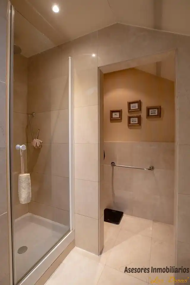 Badezimmer von Einfamilien-Reihenhaus zum Verkauf in Madrid mit Klimaanlage, Heizung und Privatgarten