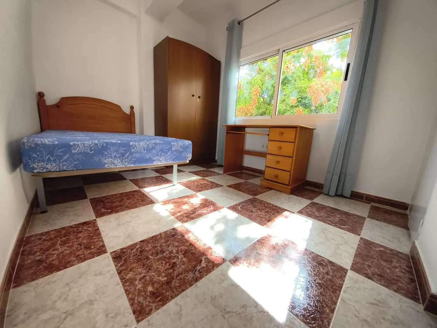 Habitación de Piso de alquiler en Granada con Terraza y Amueblado