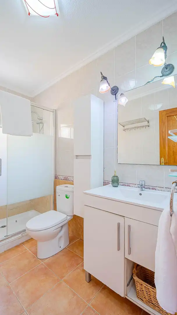 Baño de Casa adosada en venta en Orihuela con Aire acondicionado, Calefacción y Jardín privado