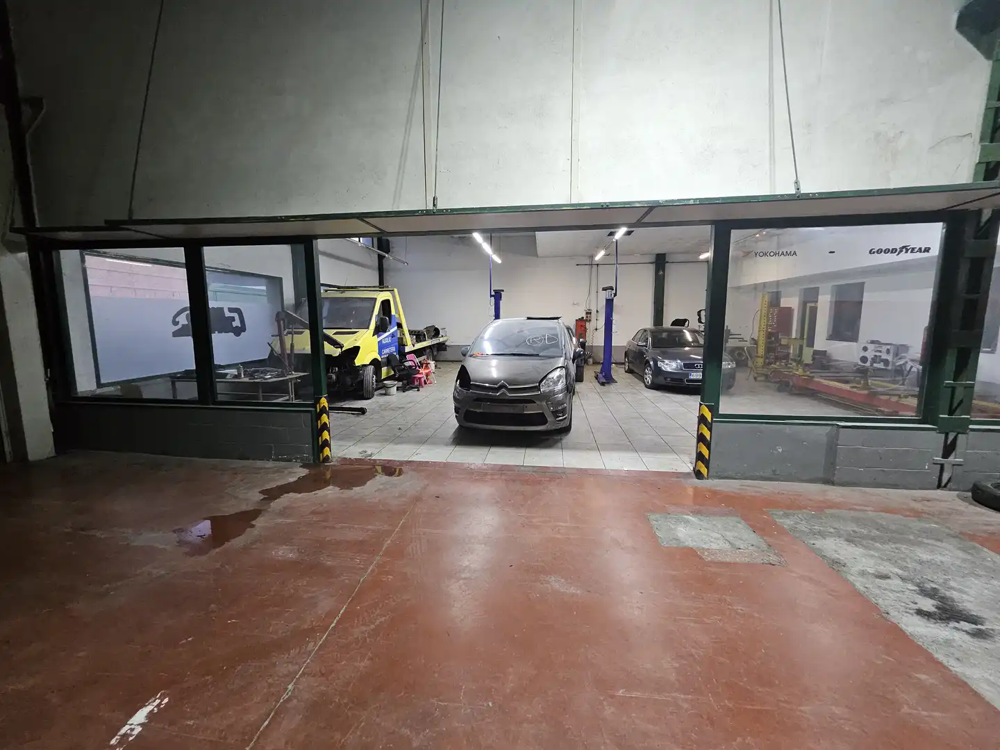 Parkplatz von Fabrikhallen zum Verkauf in Elorrio mit Heizung
