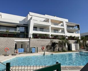 Vista exterior de Àtic de lloguer en Estepona amb Aire condicionat, Terrassa i Piscina