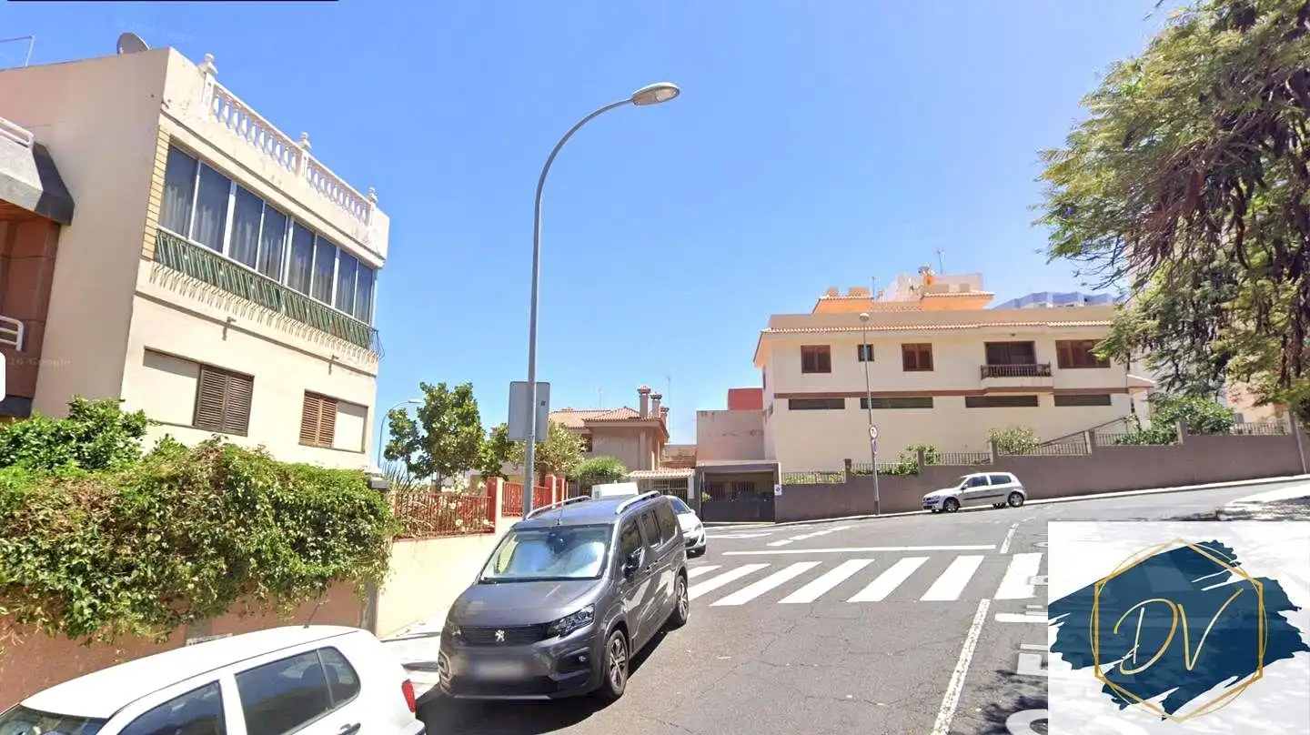 Haus zum Verkauf in Calle Eladio Roca Salazar