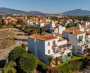 Vista exterior de Casa adosada en venda en Estepona amb Aire condicionat, Calefacció i Jardí privat