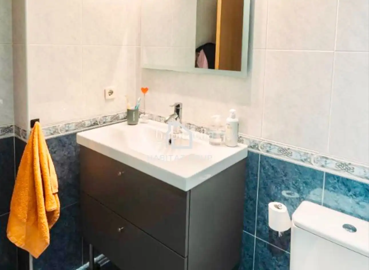 Baño de Dúplex en venta en Girona con Calefacción, Terraza y Trastero
