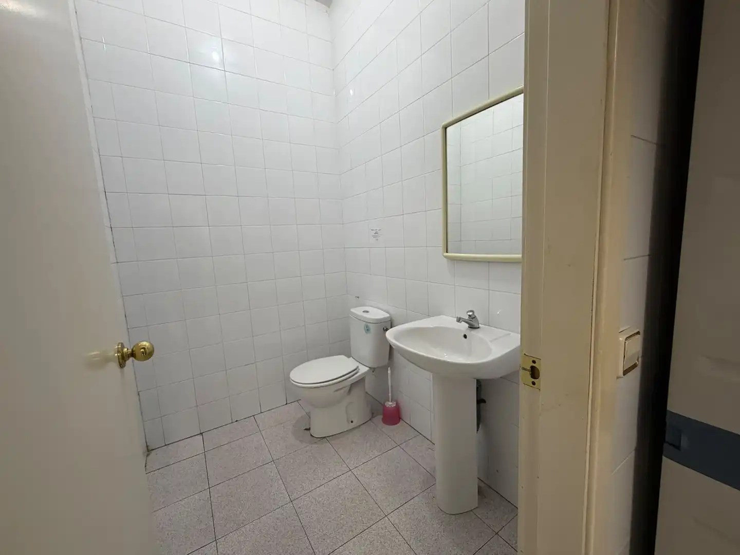 Badezimmer von Geschaftsraum zur Miete in Barberà del Vallès mit Möbliert