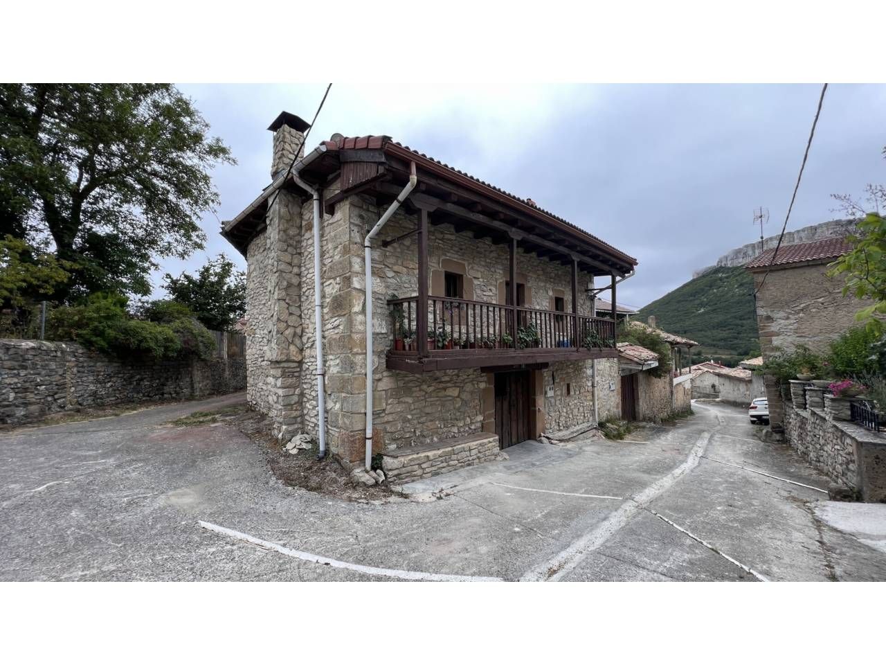 Vista exterior de Casa adosada en venda en Merindad de Sotoscueva amb Jardí privat, Terrassa i Moblat