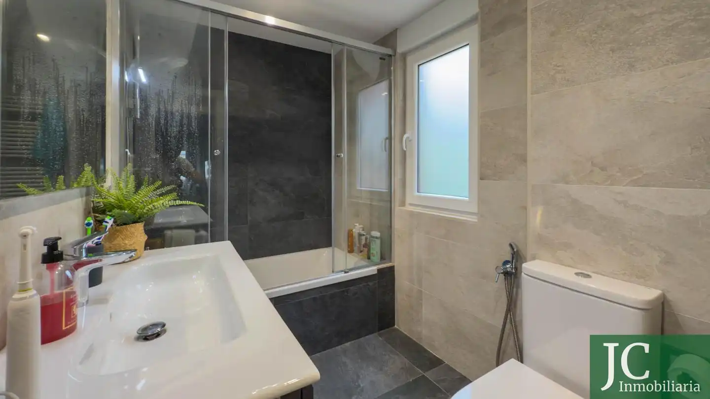 Badezimmer von Wohnung zur Miete in Santander mit Heizung, Terrasse und Möbliert