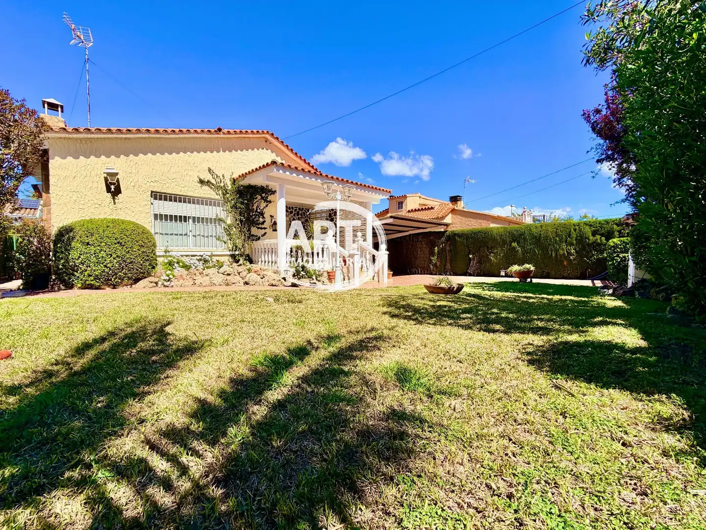 Vista exterior de Casa o xalet en venda en L'Eliana amb Aire condicionat, Calefacció i Jardí privat