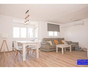 Living room of Flat for sale in L'Hospitalet de Llobregat  with Air Conditioner, Parquet flooring and Furnished