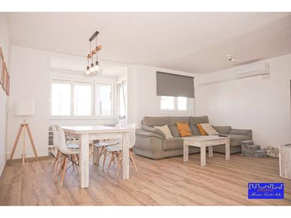 Living room of Flat for sale in L'Hospitalet de Llobregat  with Air Conditioner, Parquet flooring and Furnished