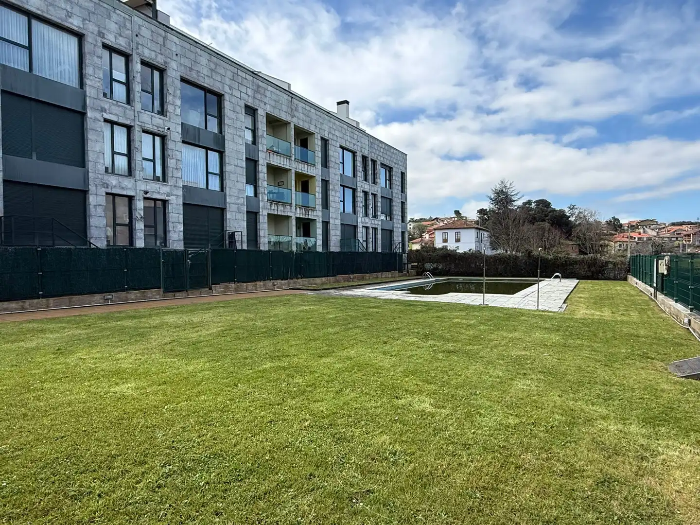 Vista exterior de Ático en venta en Llanes con Calefacción, Terraza y Trastero