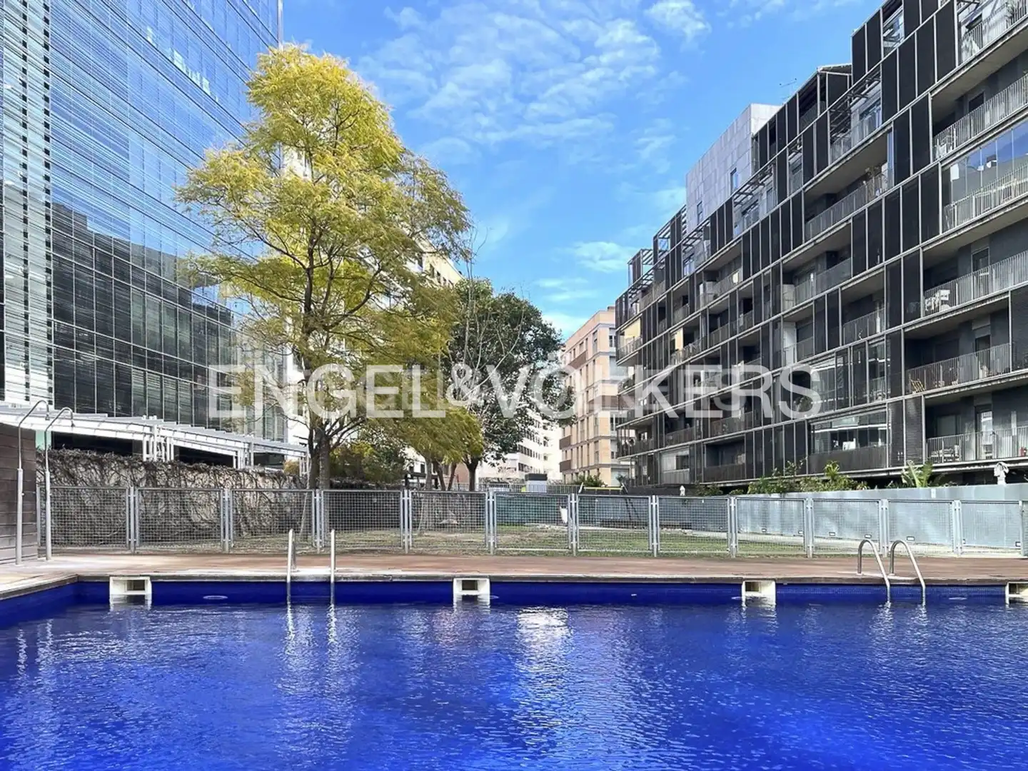 Piscina de Pis en venda en Barcelona amb Aire condicionat, Calefacció i Terrassa