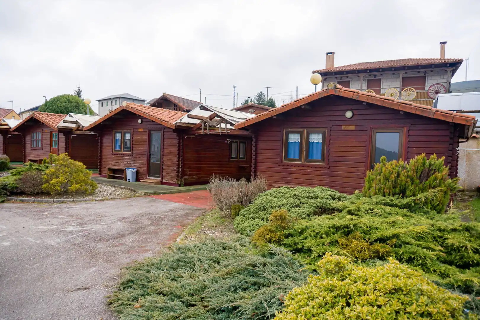 Vista exterior de Casa o xalet en venda en Villagatón amb Aire condicionat, Calefacció i Jardí privat
