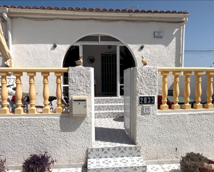 Vista exterior de Casa o xalet en venda en Torrevieja amb Aire condicionat, Calefacció i Terrassa