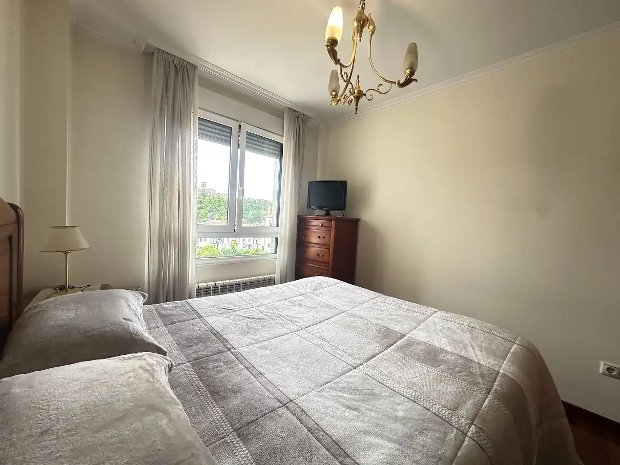 Habitación de Piso de alquiler en Santiago de Compostela  con Calefacción, Trastero y Amueblado
