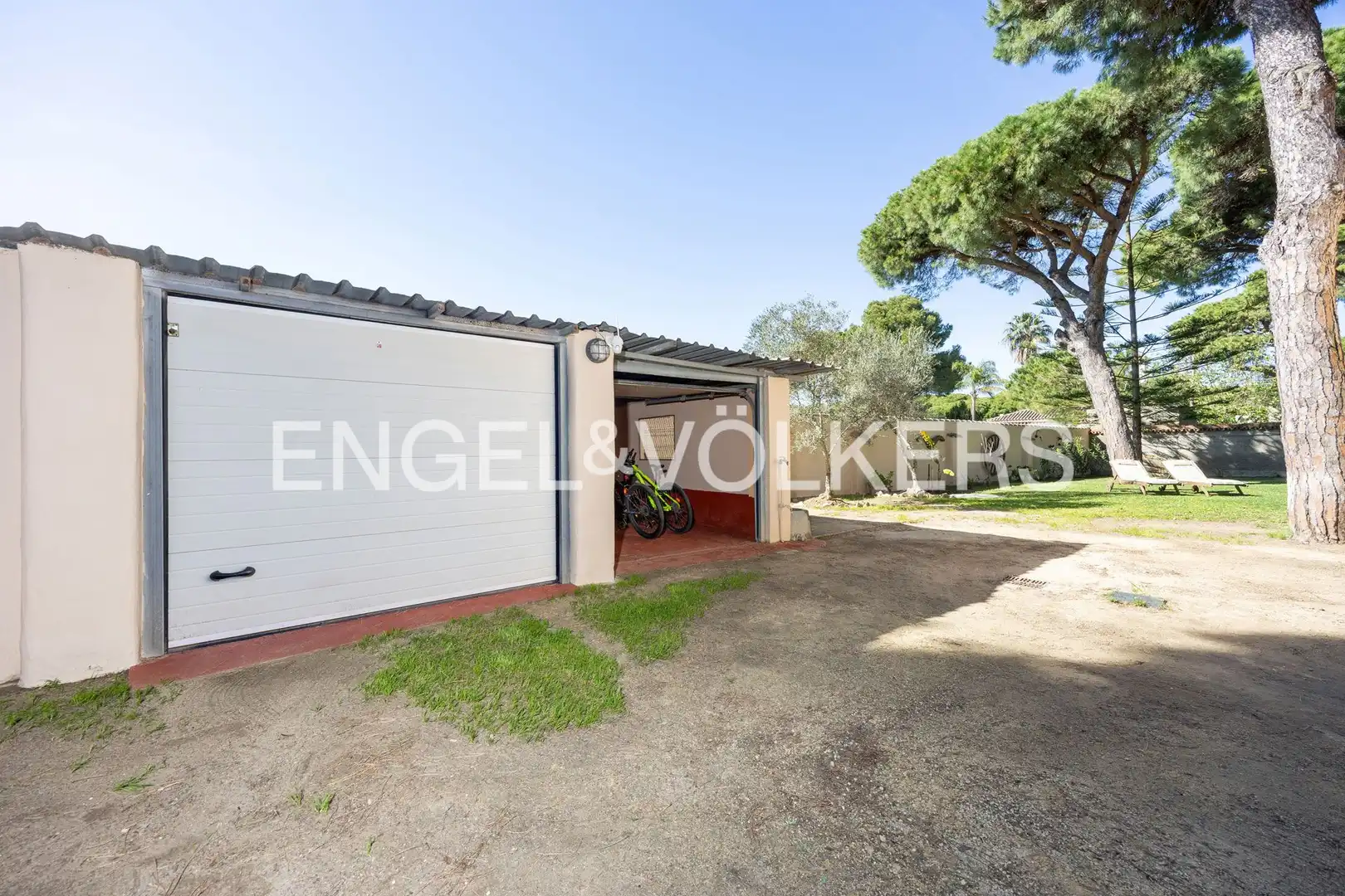Vista exterior de Casa o xalet en venda en Chiclana de la Frontera amb Calefacció, Jardí privat i Terrassa