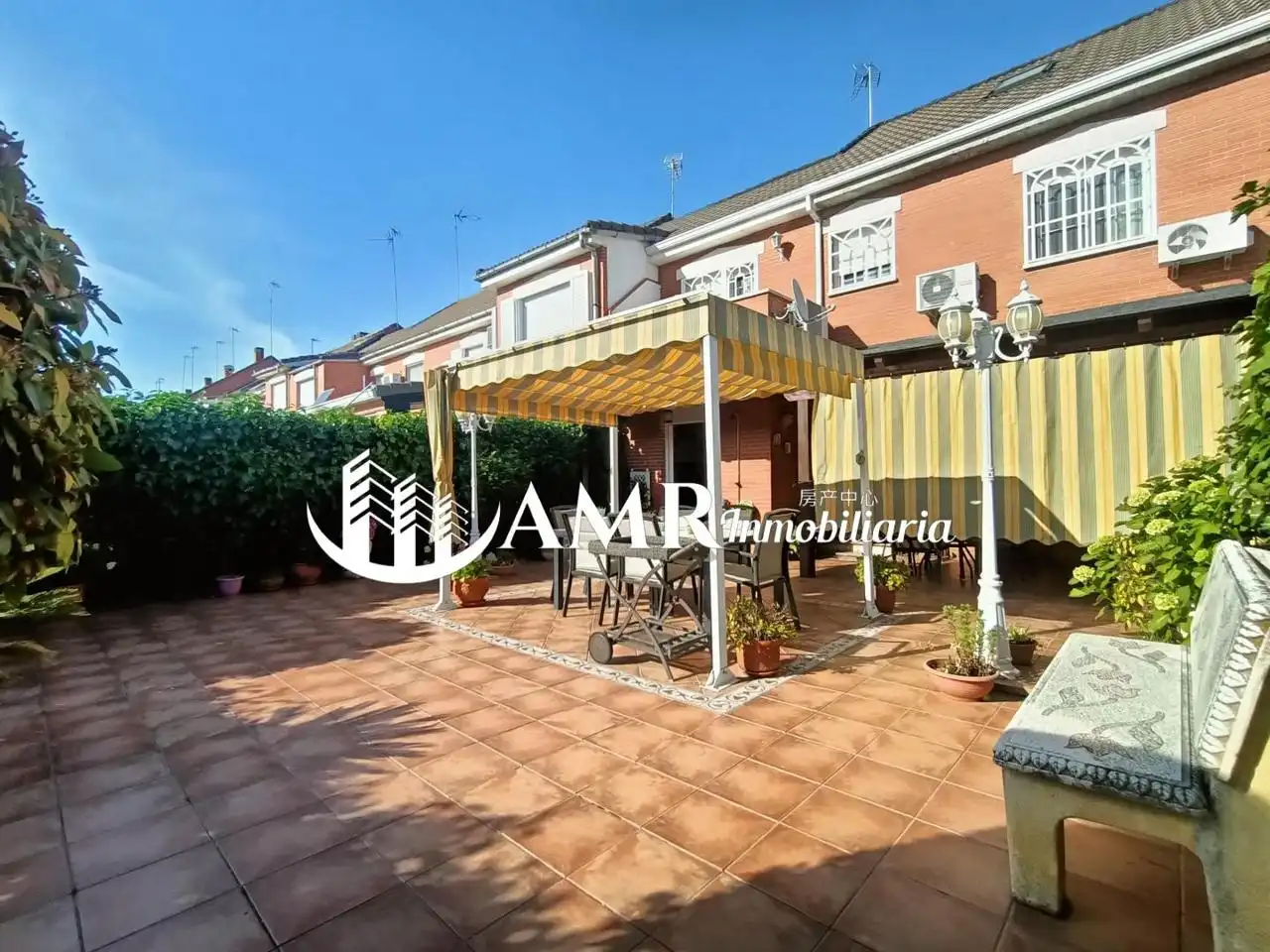 Terrasse von Einfamilien-Reihenhaus zum Verkauf in Parla mit Klimaanlage, Heizung und Privatgarten