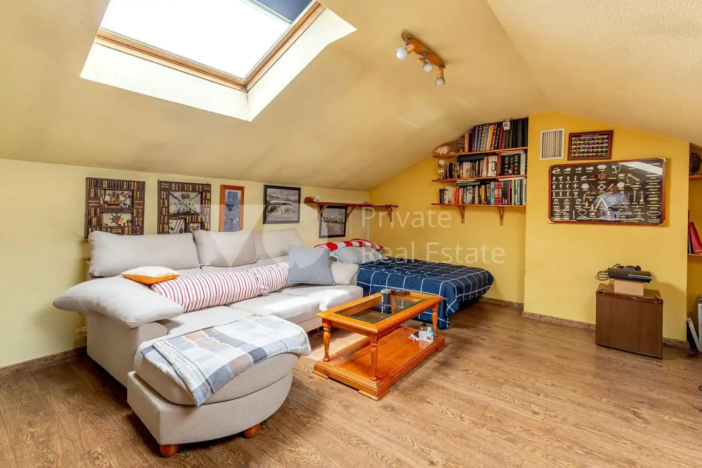 Sala de estar de Casa adosada en venta en Villanueva de la Cañada con Aire acondicionado, Calefacción y Jardín privado