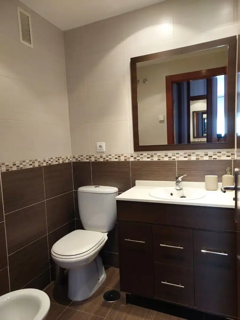 Baño de Piso de alquiler en Gijón  con Calefacción, Jardín privado y Parquet