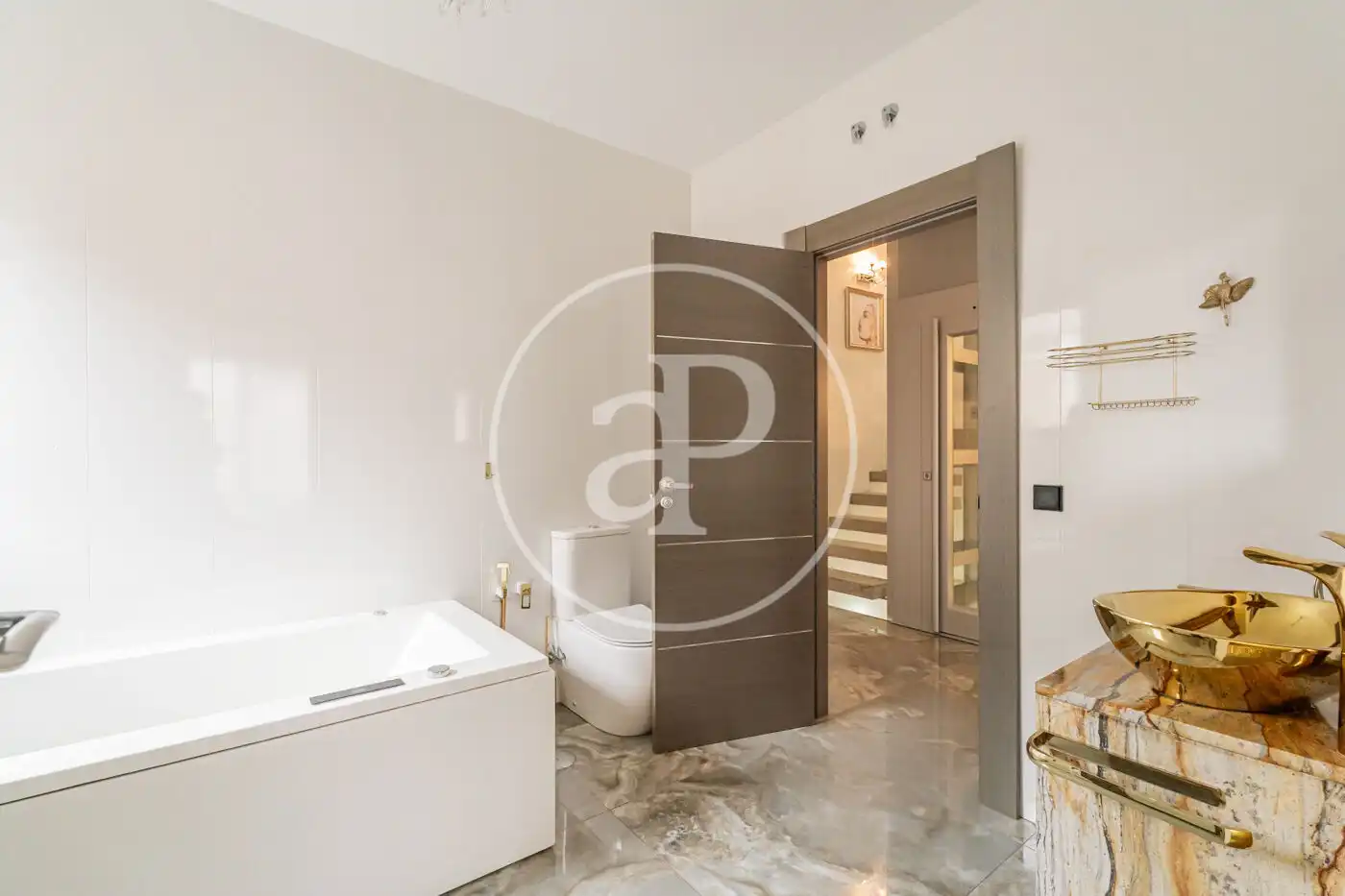Baño de Casa adosada en venta en Pozuelo de Alarcón con Aire acondicionado, Calefacción y Jardín privado
