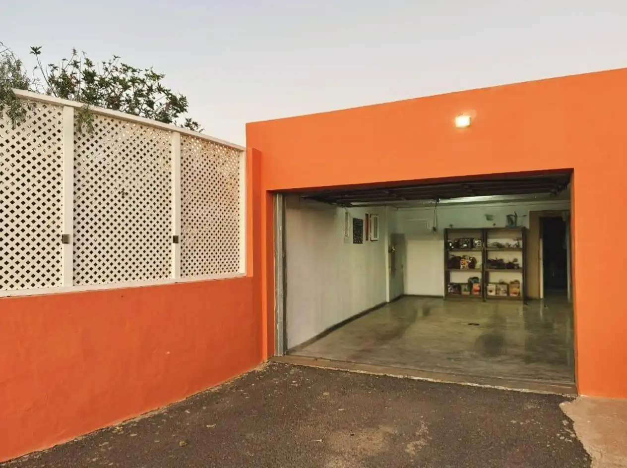 Vista exterior de Casa o xalet en venda en Tuineje amb Aire condicionat, Terrassa i Piscina