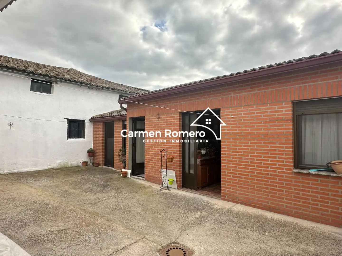 Vista exterior de Casa o xalet en venda en Poveda de las Cintas amb Calefacció, Jardí privat i Terrassa