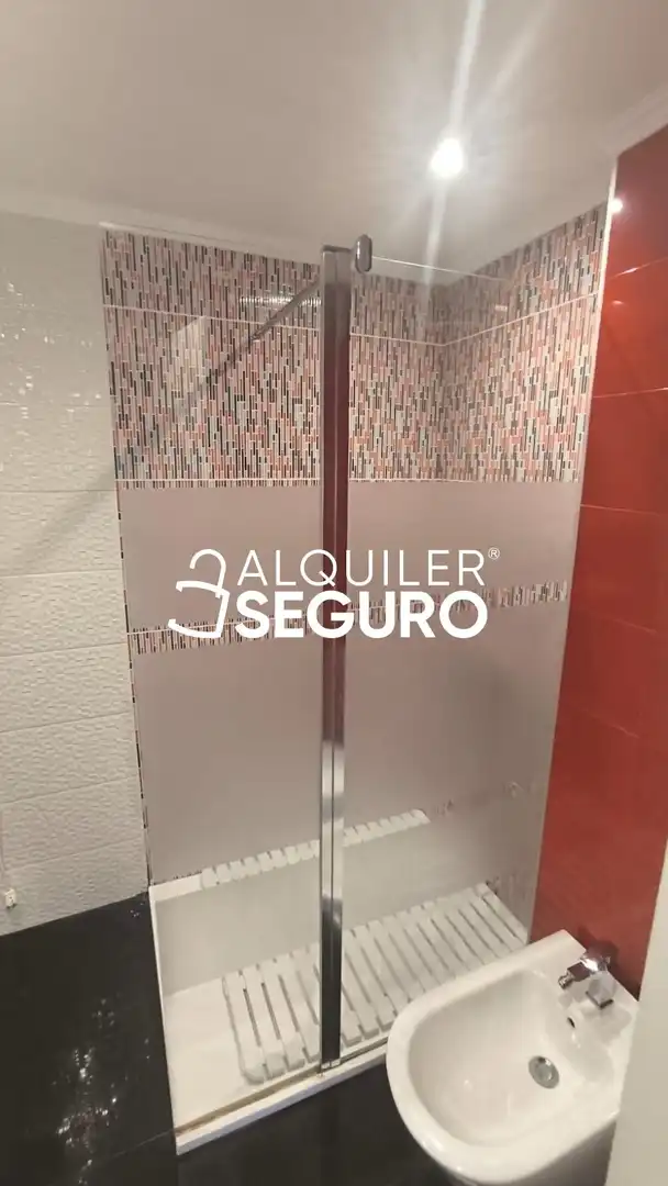 Badezimmer von Wohnung zur Miete in Dos Hermanas mit Klimaanlage, Terrasse und Schwimmbad