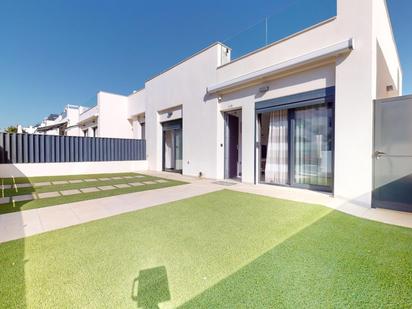 Vista exterior de Casa o xalet en venda en Guillena amb Terrassa i Piscina comunitària