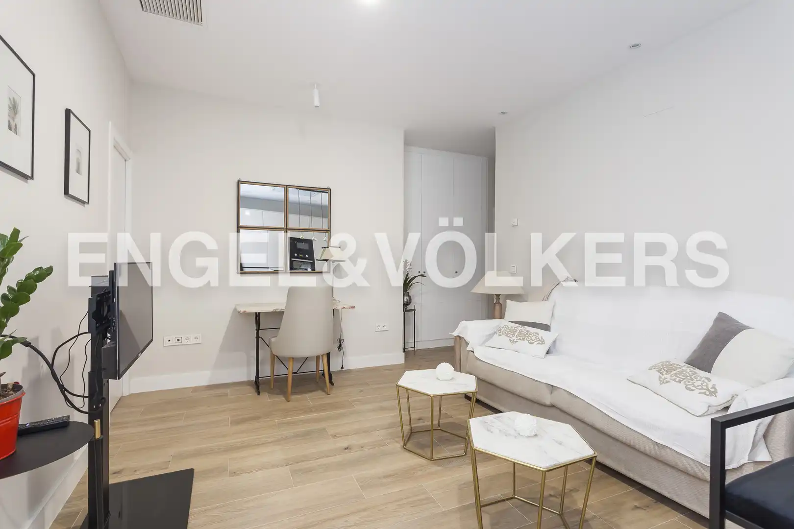 Living room of Flat for rent in Madrid  with Air Conditioner, Heating and Furnished