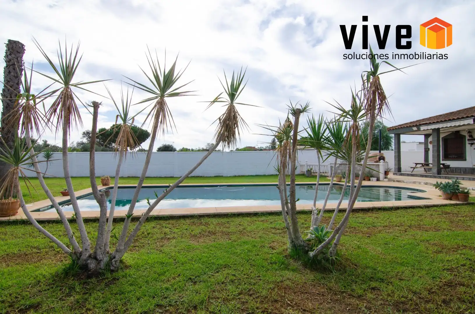 Piscina de Casa o xalet en venda en La Rinconada amb Aire condicionat, Calefacció i Jardí privat