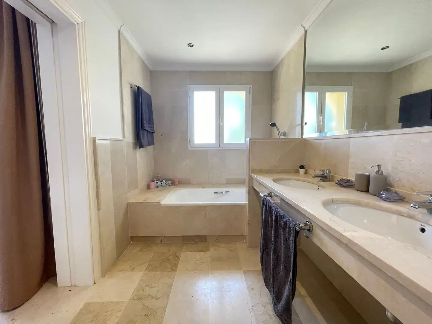 Baño de Apartamento en venta en Benahavís con Terraza, Amueblado y Piscina comunitaria