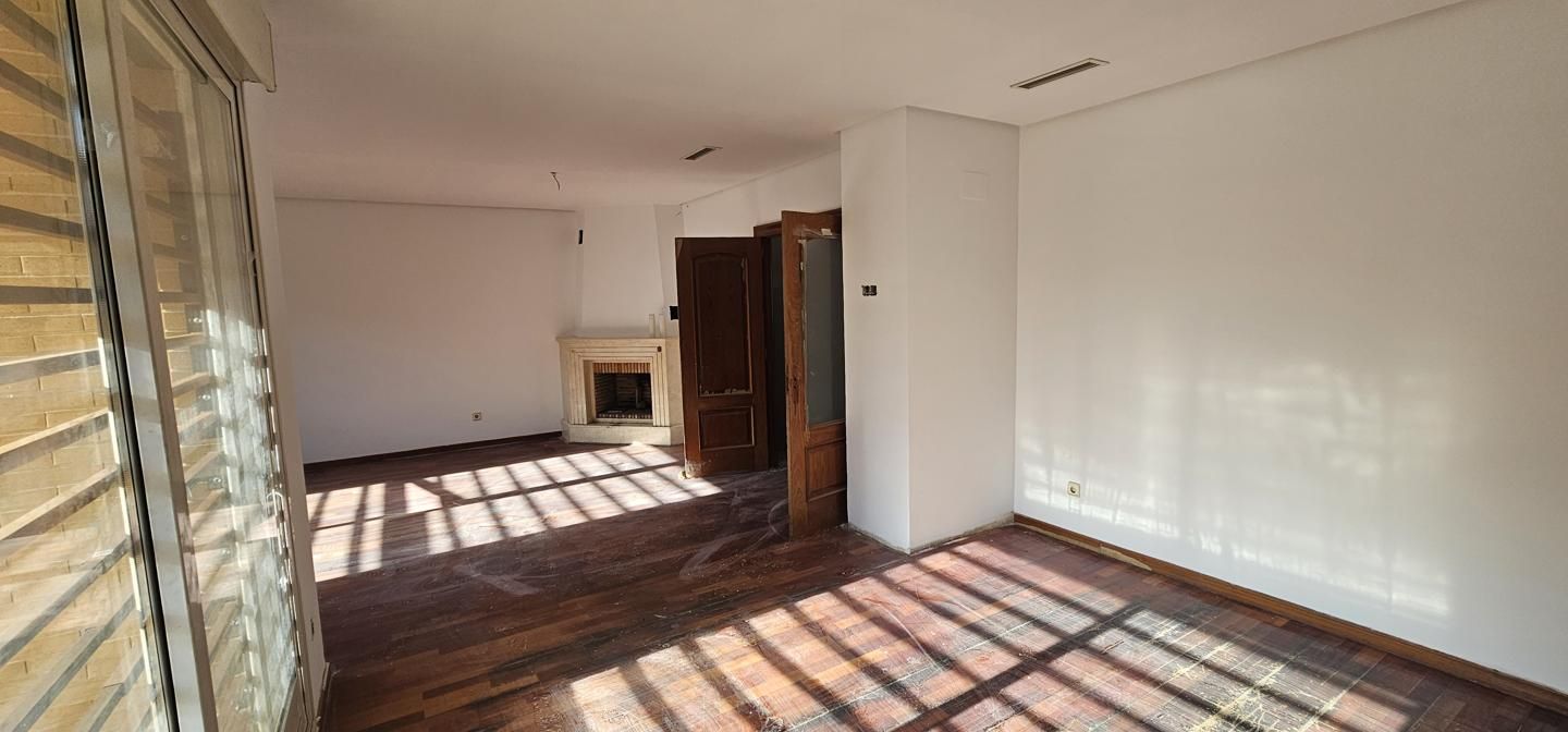 Sala d'estar de Casa adosada en venda en Leganés amb Aire condicionat, Jardí privat i Parquet