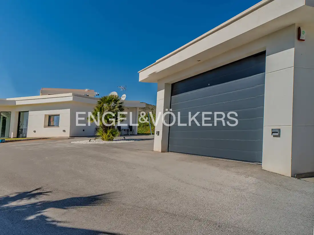Vista exterior de Casa o xalet en venda en Alicante / Alacant amb Aire condicionat, Calefacció i Jardí privat