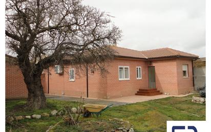 Exterior view of House or chalet for sale in Palencia Capital  with Air Conditioner, Heating and Private garden