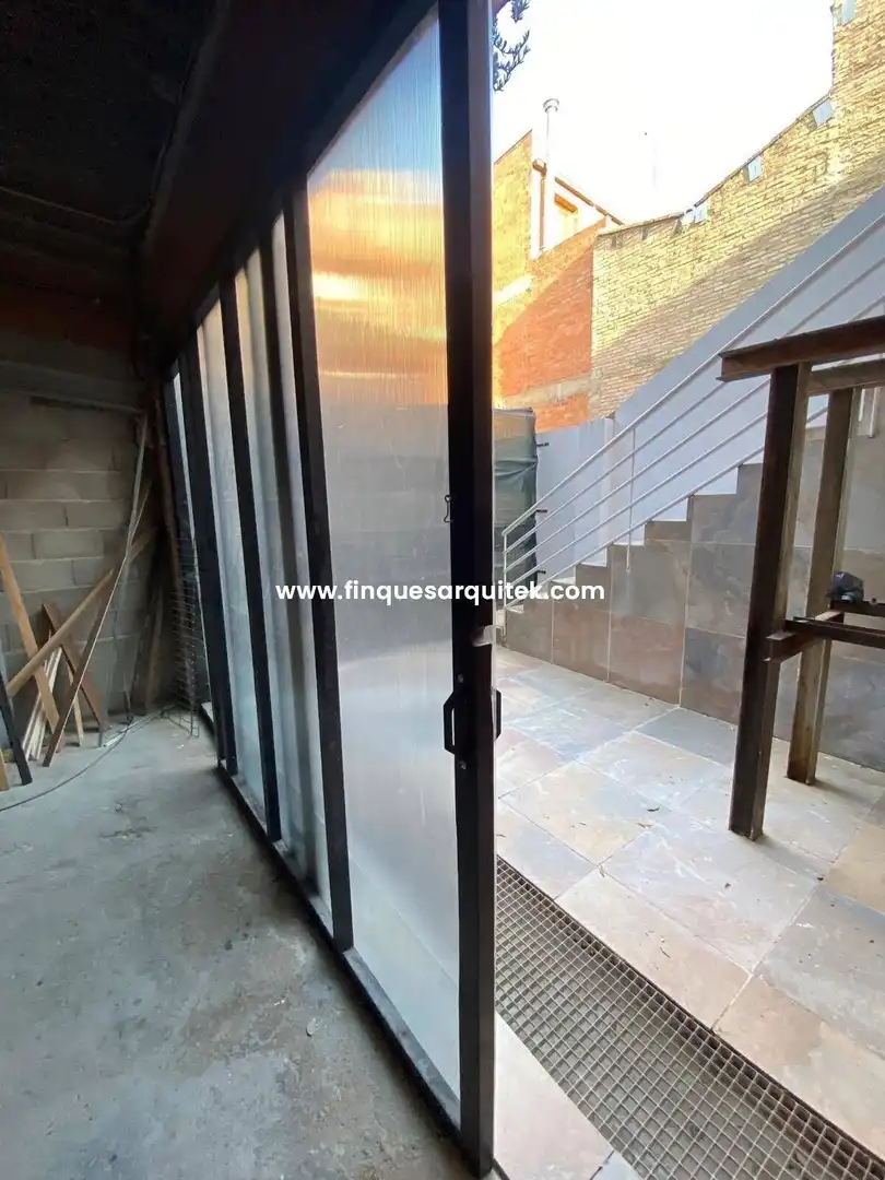 Vista exterior de Casa o xalet en venda en Rosselló amb Aire condicionat, Jardí privat i Terrassa