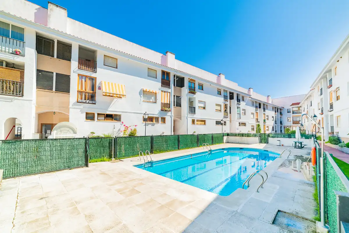 Piscina de Planta baja en venta en Sevilla la Nueva con Calefacción, Terraza y Amueblado