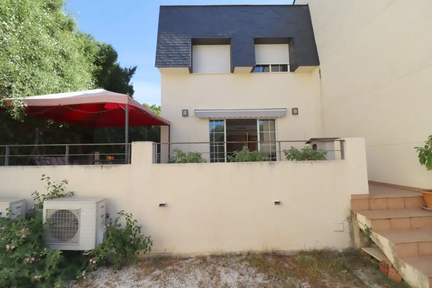 Vista exterior de Casa adosada en venta en Rocafort con Aire acondicionado, Calefacción y Jardín privado