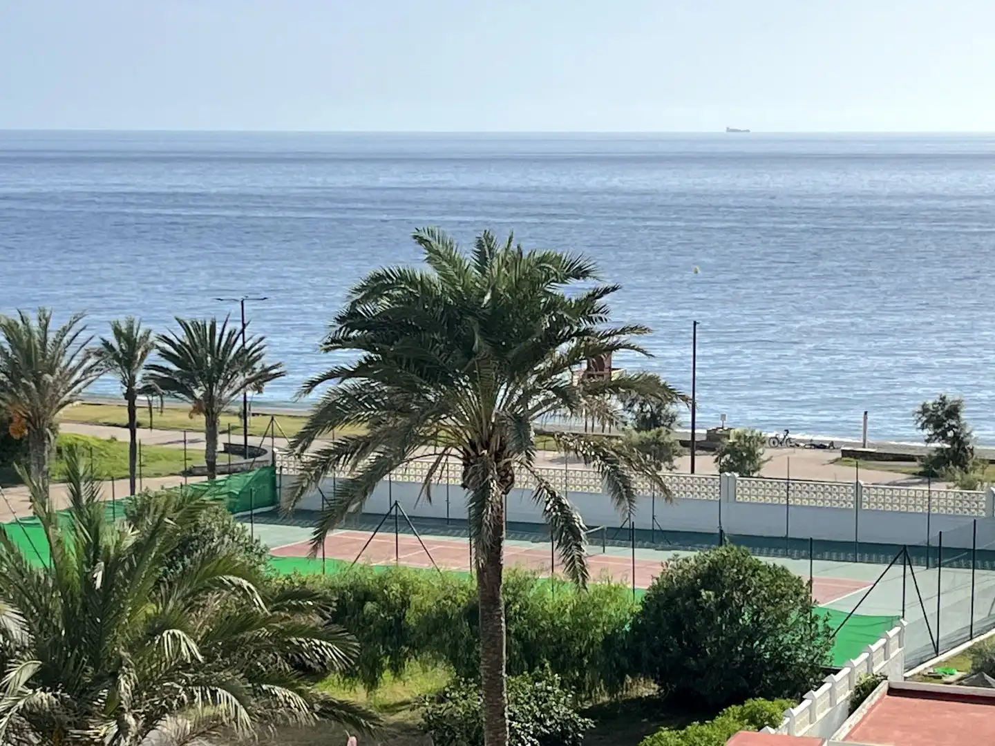Vista exterior de Pis en venda en Salobreña amb Piscina, Moblat i Balcó