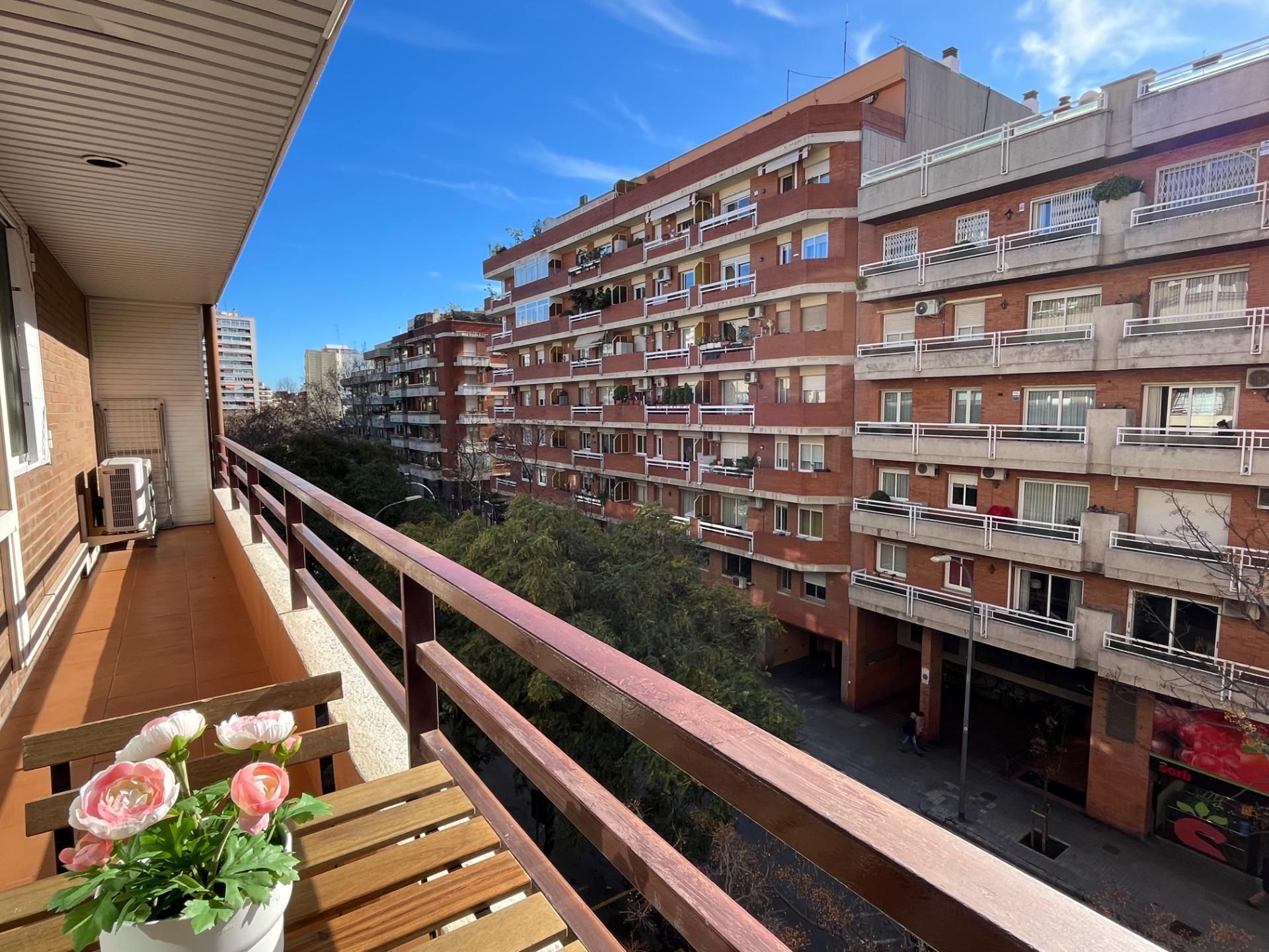 Exterior view of Flat for sale in  Barcelona Capital  with Air Conditioner, Heating and Terrace