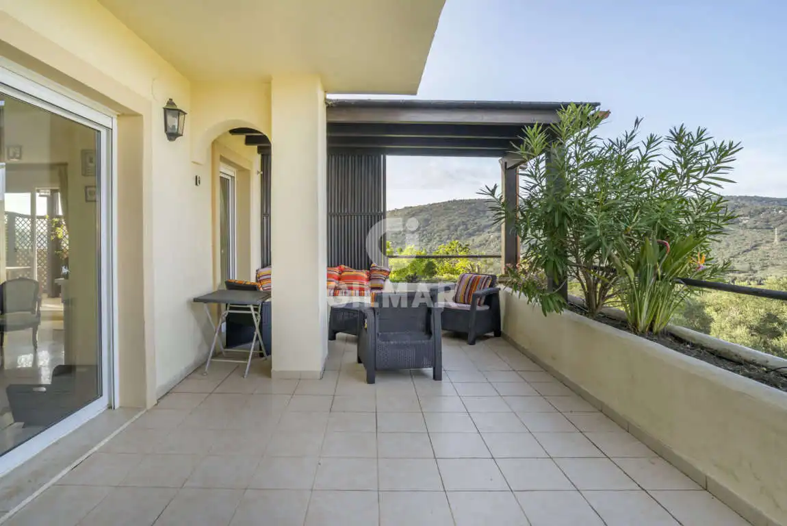 Terrasse von Maisonette zum Verkauf in Sotogrande mit Heizung, Abstellraum und Schwimmbad